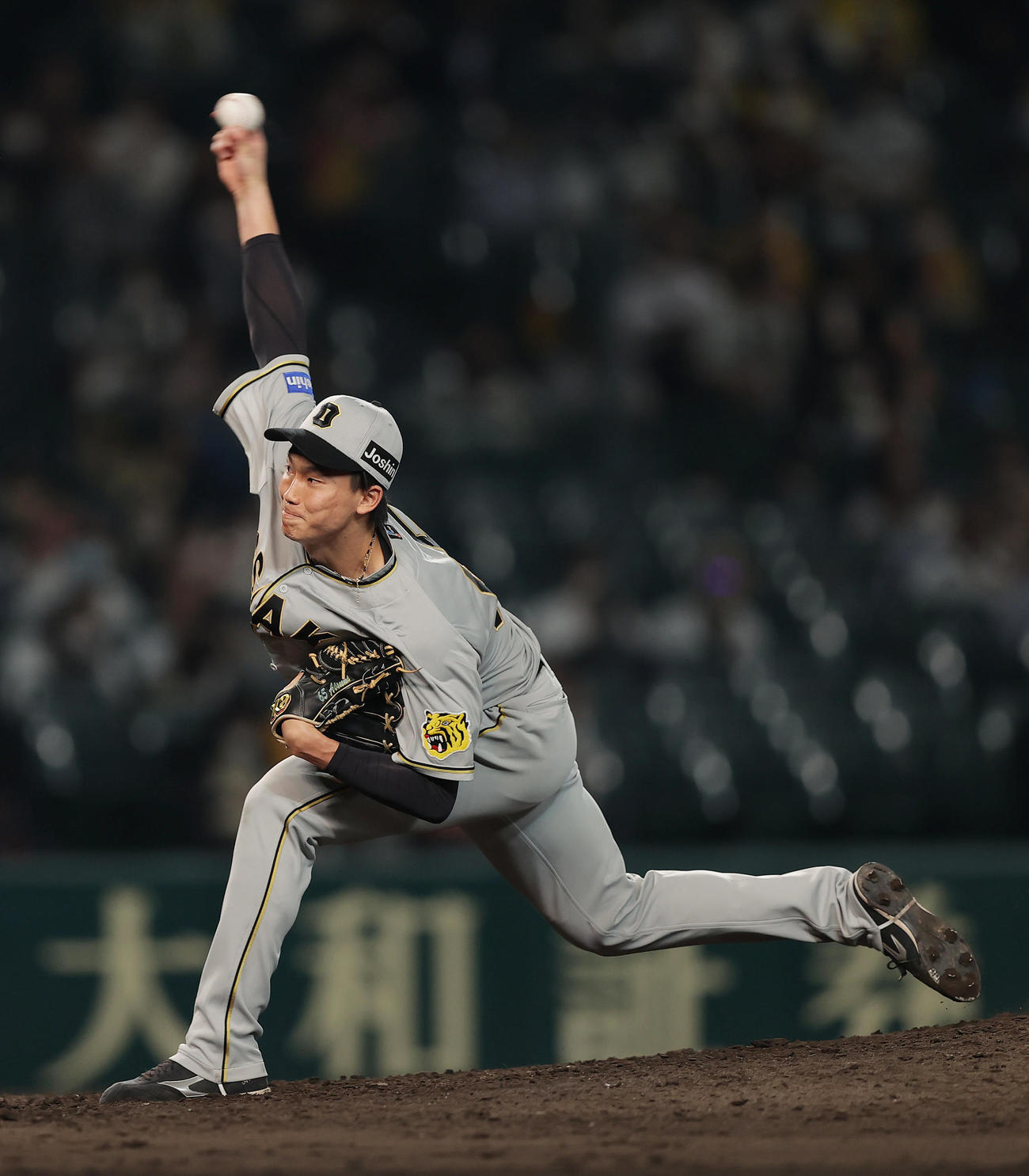 阪神6番手で登板する湯浅（撮影・前田充）
