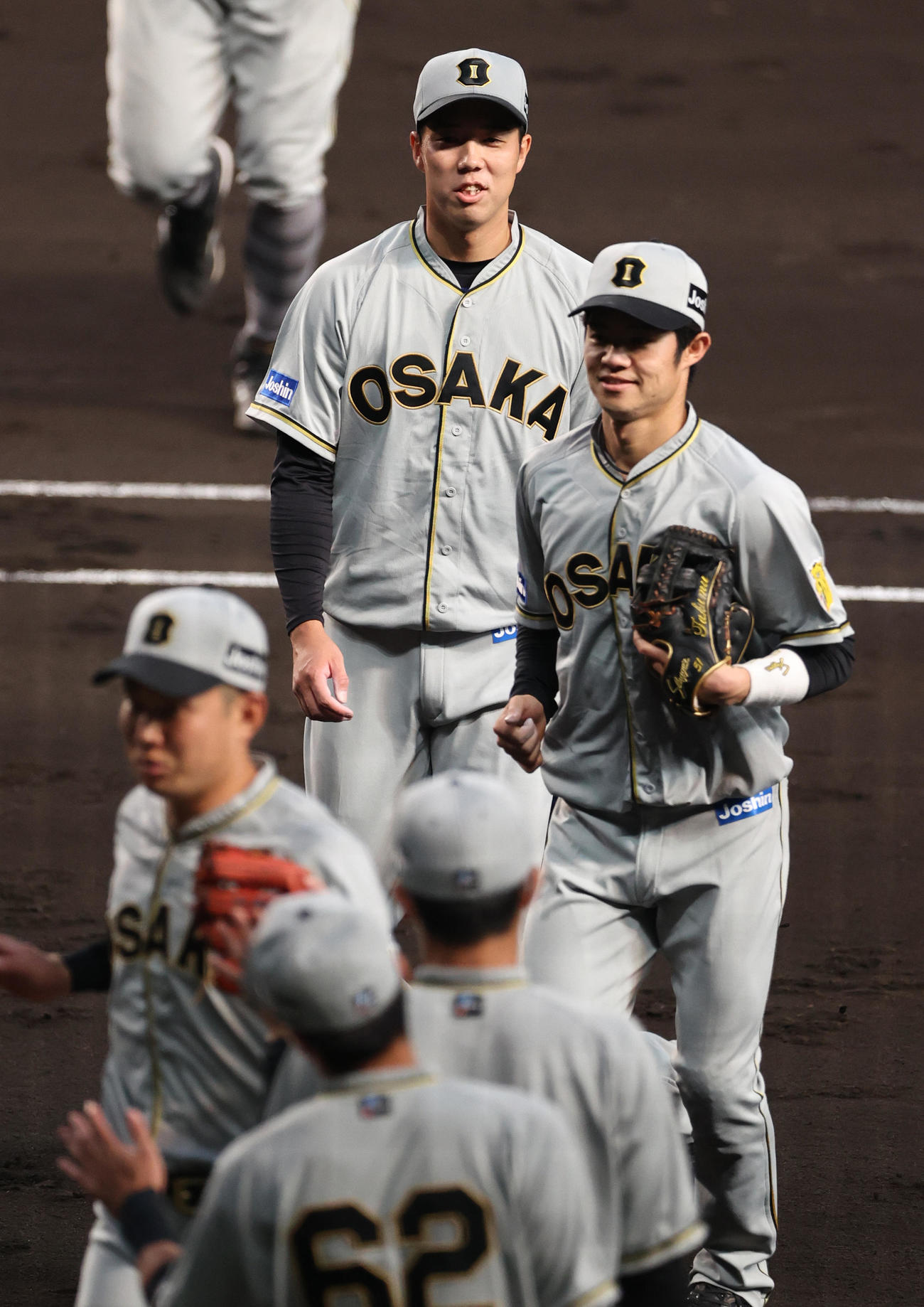 阪神先発の青柳（奥）は3回を抑え笑顔でベンチへ引き揚げる。右は中野（撮影・上山淳一）