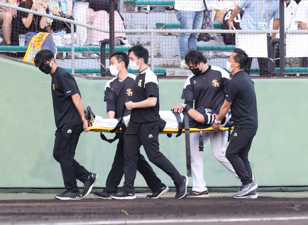 西武対ソフトバンク　試合前、担架で運ばれる上林誠知（2022年5月18日撮影）