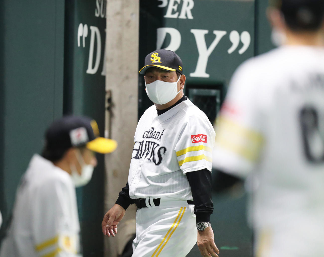 8回表に投手の交代を告げ、ベンチに戻る藤本監督（撮影・屋方直哉）