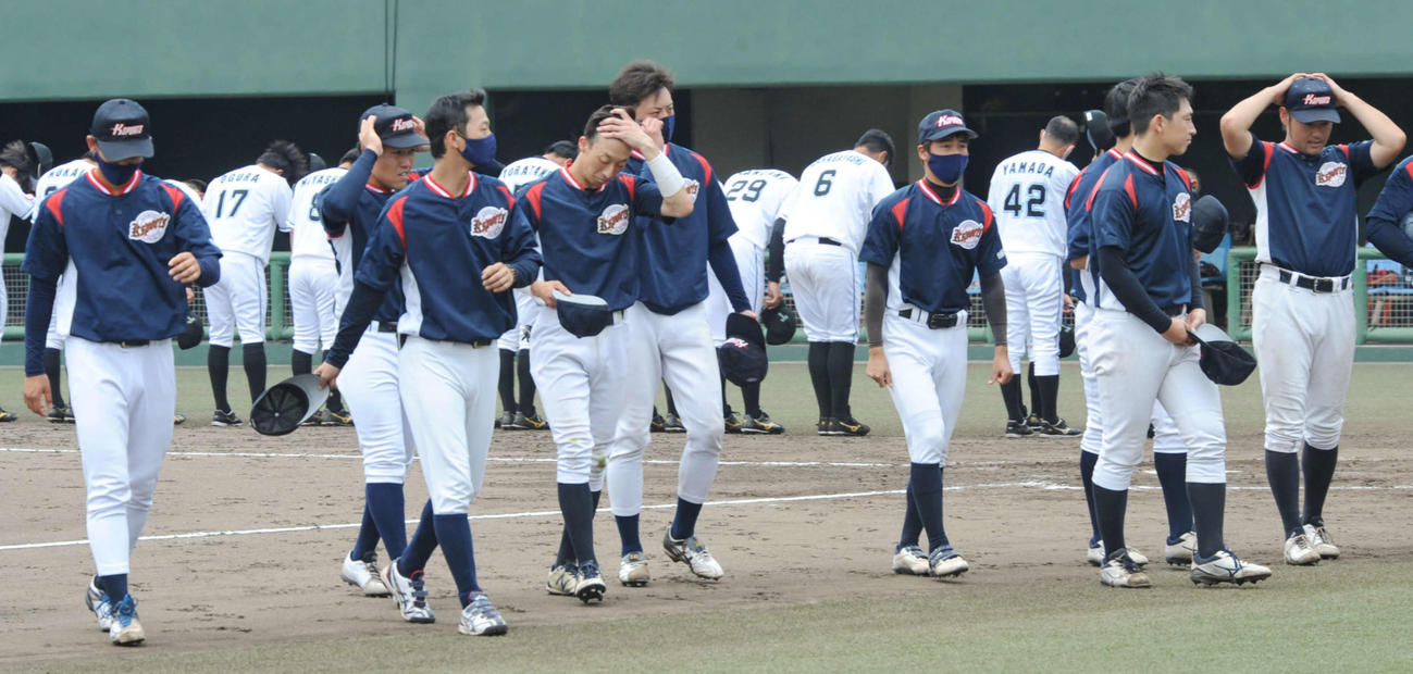 試合後の整列からベンチに戻る浜松ケイ・スポーツBCの選手たち