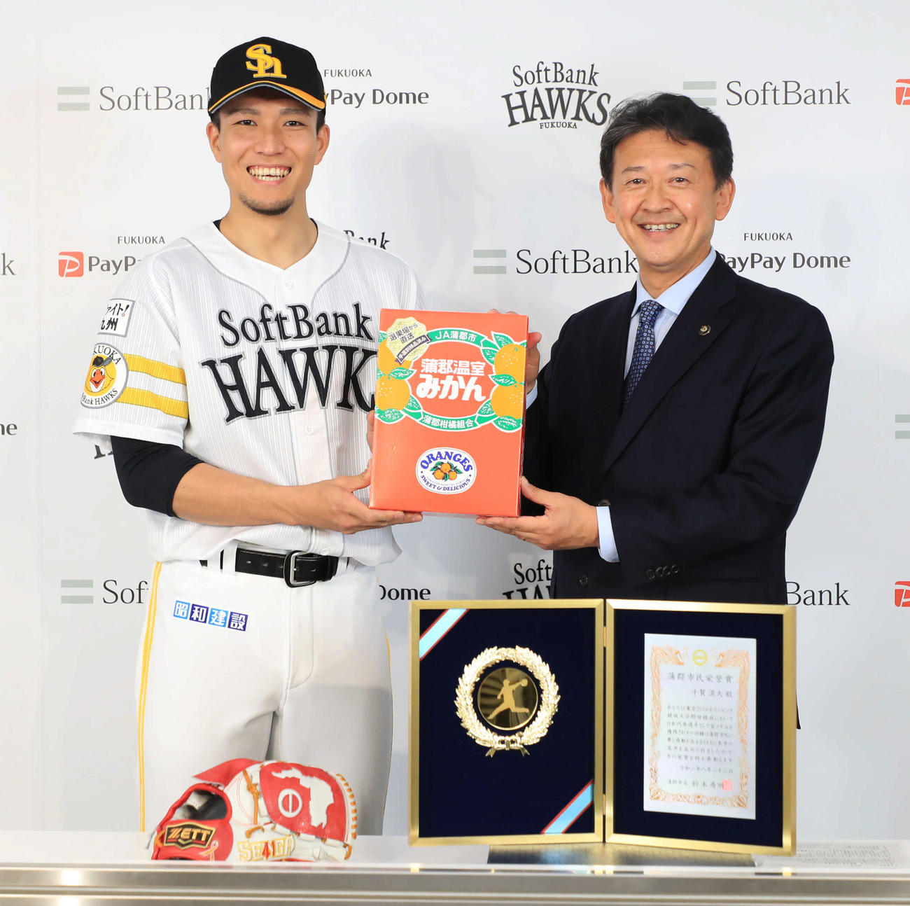 鈴木市長（右）から蒲郡市民栄誉賞を授与される千賀（球団提供）
