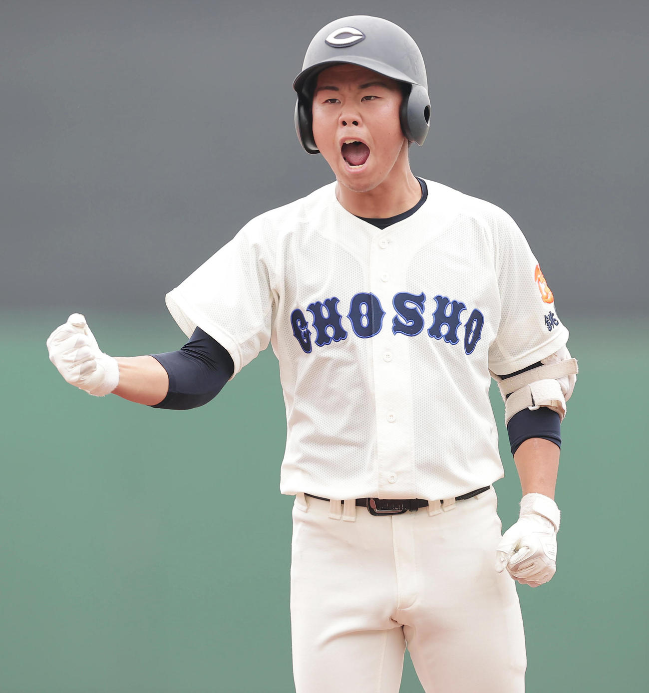 青藍泰斗対銚子商　6回裏銚子商無死一塁、一塁線にバント安打を決めほえる飯島（撮影・野上伸悟）