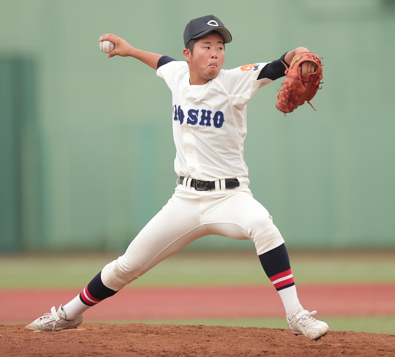 青藍泰斗対銚子商　力投する銚子商先発の飯島（撮影・野上伸悟）