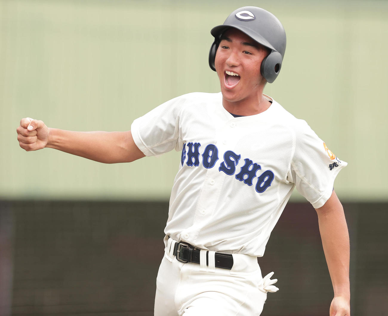 青藍泰斗対銚子商　3回裏銚子商1死満塁、久保形の二直後、敵失で生還し喜ぶ前橋（撮影・野上伸悟）