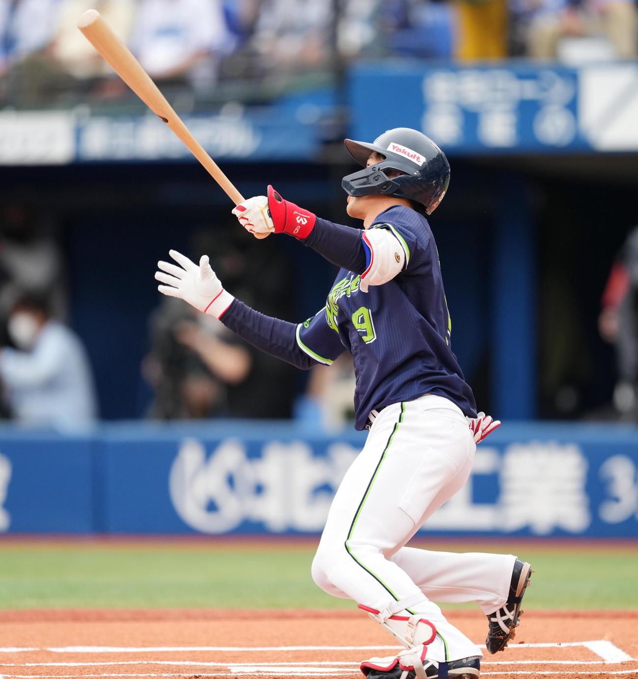 DeNA対ヤクルト　1回表ヤクルト無死、右中間に先頭打者本塁打を放つ塩見泰隆（撮影・菅敏）