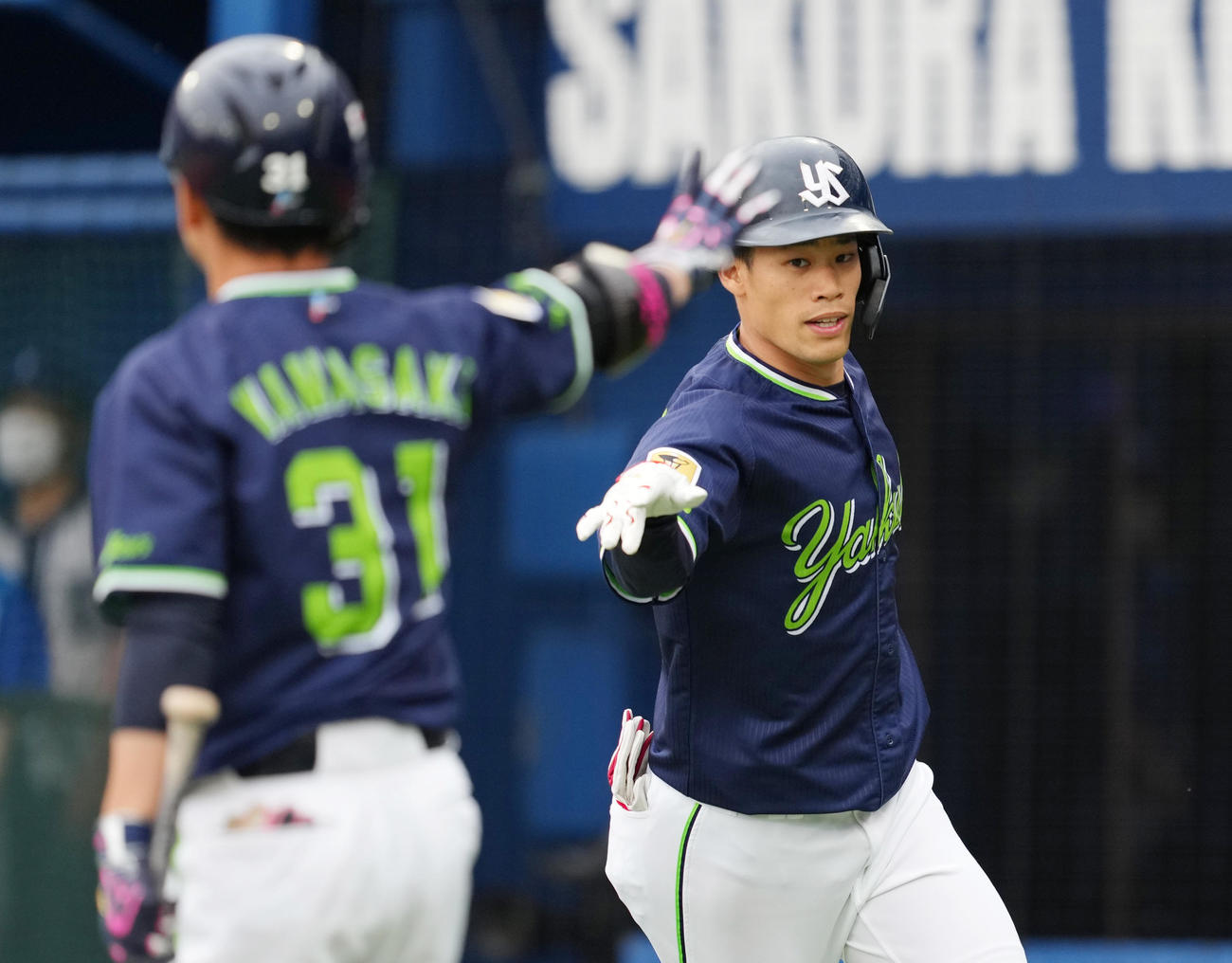 DeNA対ヤクルト　1回表ヤクルト無死、右中間に先頭打者本塁打を放ち、山崎晃大朗（左）に迎えられる塩見泰隆（撮影・菅敏）