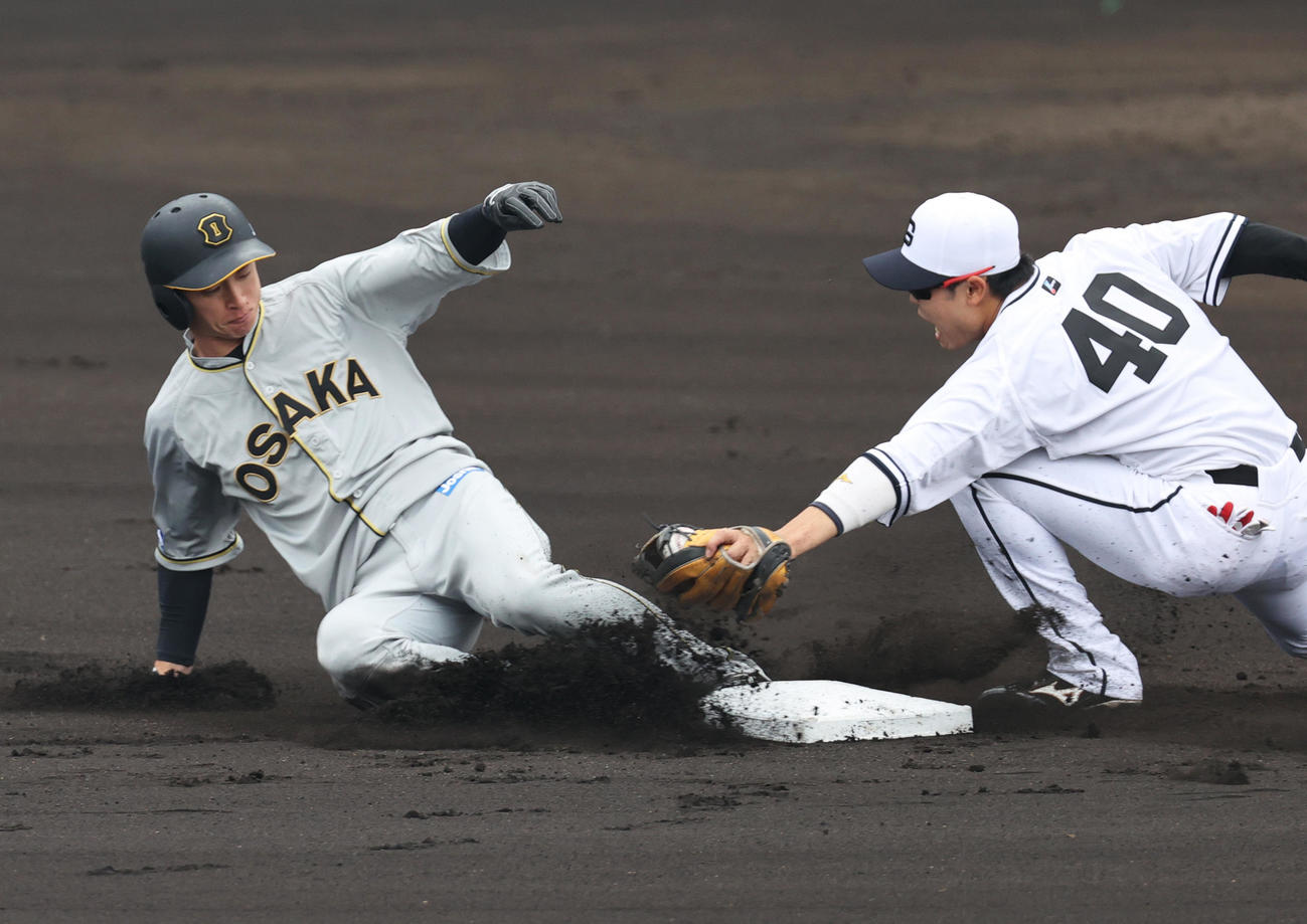 阪神対巨人　1回裏阪神無死一塁、中野拓夢は三振に倒れ、一走近本光司（左）は二盗を決める（撮影・上山淳一）