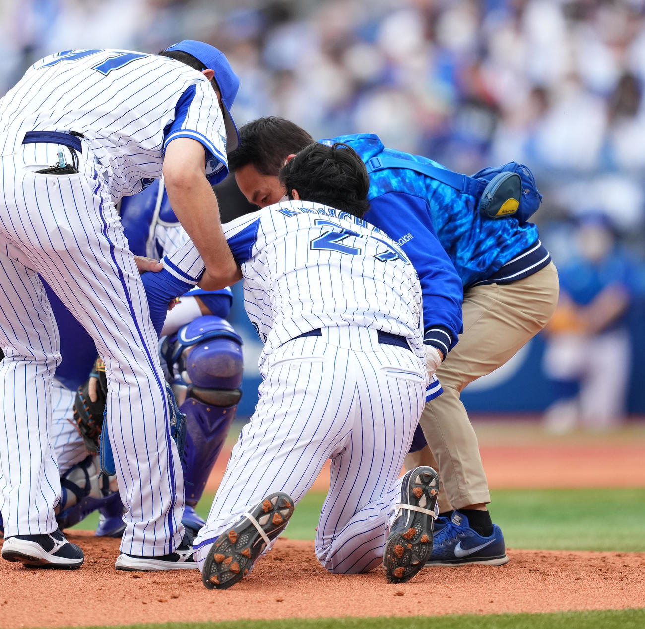 DeNA対ヤクルト　3回表ヤクルト1死、村上の打球を足に受け、転倒した上茶谷（撮影・菅敏）