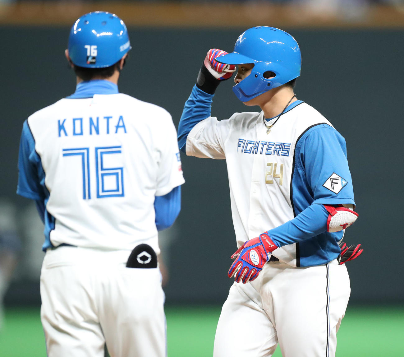 日本ハム対西武　1回裏日本ハム2死三塁、野村は先制となる右前適時打を放ちガッツポーズをする（撮影・佐藤翔太）