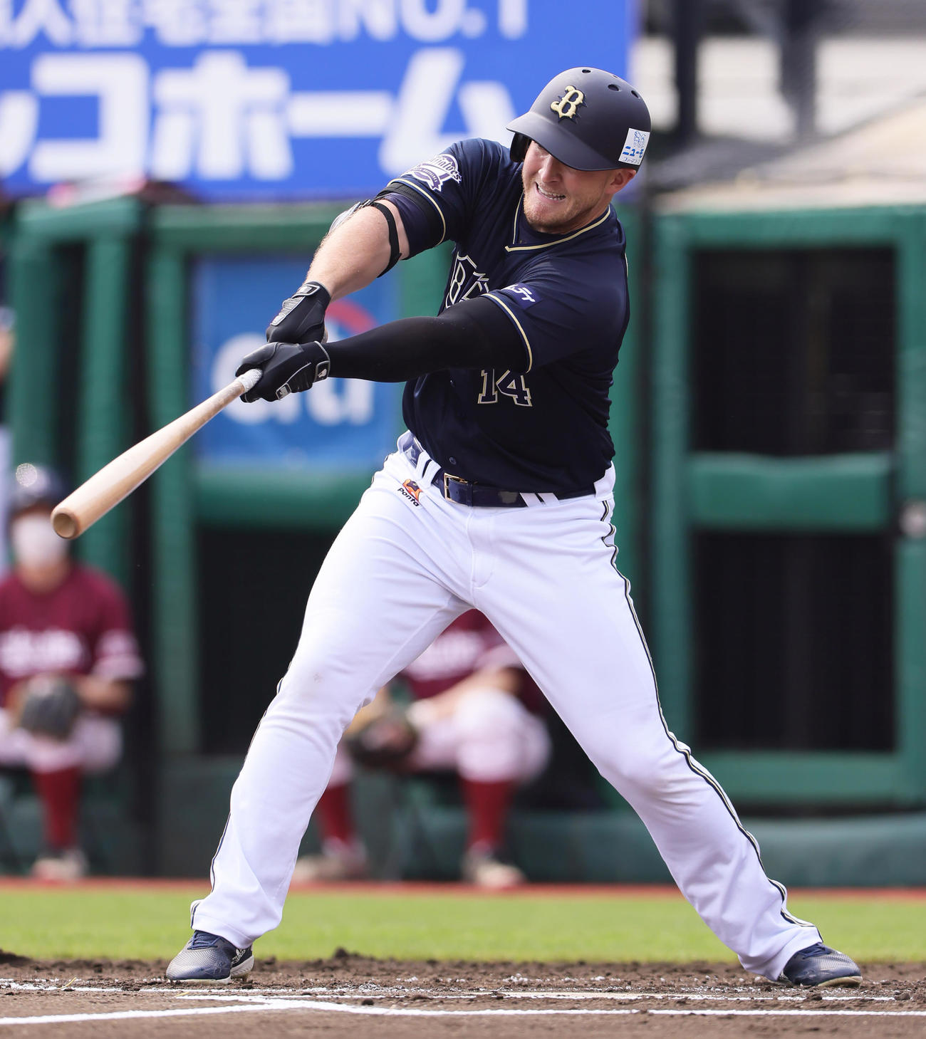 楽天対オリックス　2回表オリックス無死一塁、左前打を放つマッカーシー（撮影・足立雅史）