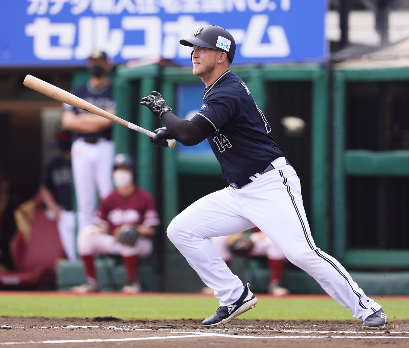 楽天対オリックス　2回表オリックス無死一塁、左前打を放つマッカーシー（撮影・足立雅史）