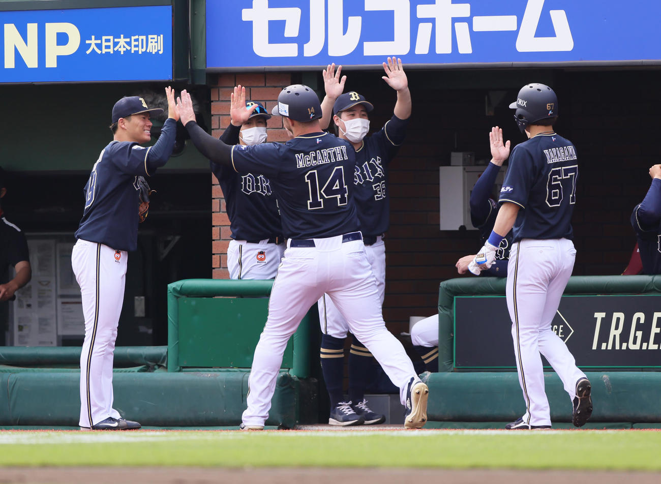 楽天対オリックス　2回表オリックス2死一、二塁、伏見の2点適時二塁打で生還したマッカーシー（背番号14）らを笑顔で迎える山本（左端）（撮影・足立雅史）