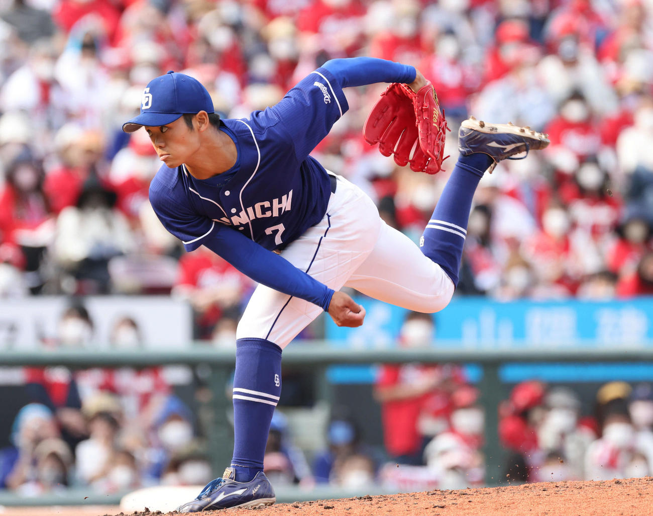 広島対中日　8回裏広島、6番手で登板する根尾（撮影・加藤孝規）