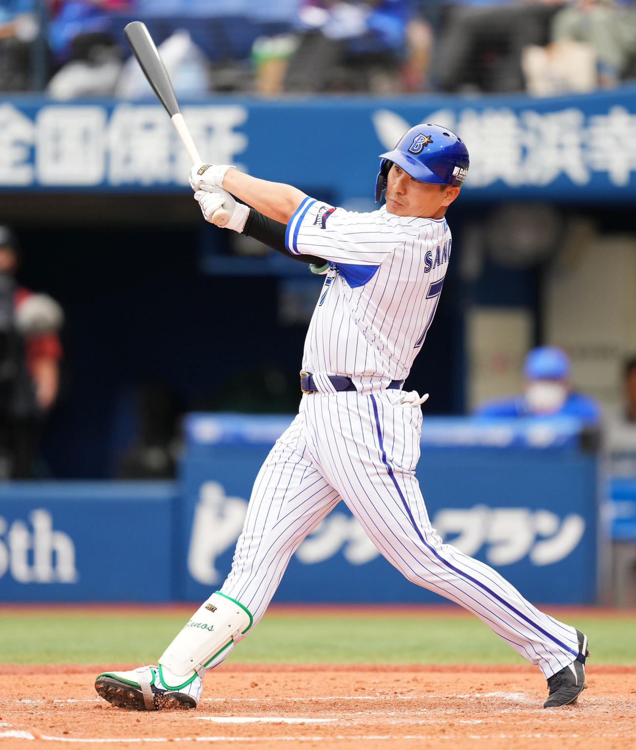 DeNA対ヤクルト　5回裏DeNA1死、左二塁打を放つ佐野（撮影・菅敏）