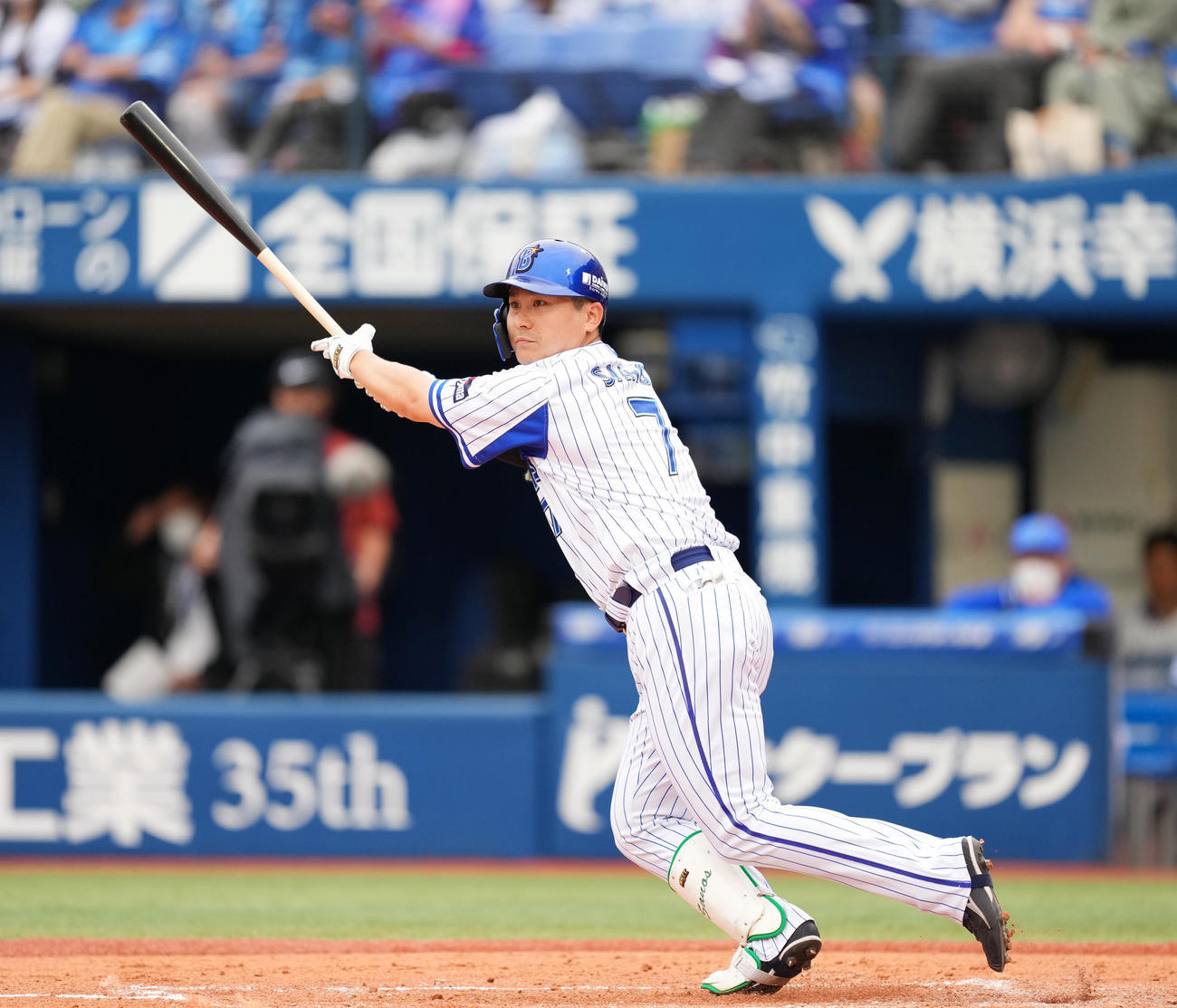 DeNA対ヤクルト　5回裏DeNA1死、左二塁打を放つ佐野（撮影・菅敏）