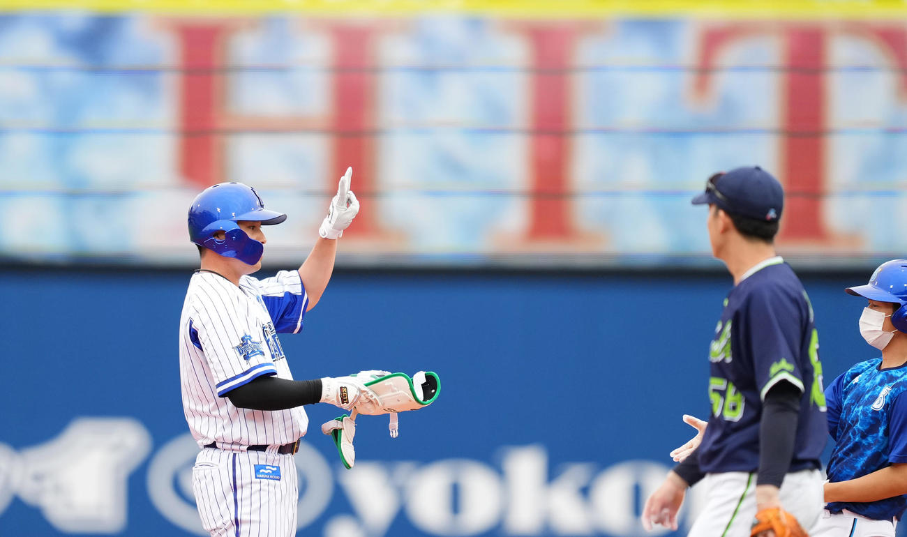 DeNA対ヤクルト　5回裏DeNA1死、左二塁打を放ち、ベンチに向かって手を上げる佐野（撮影・菅敏）