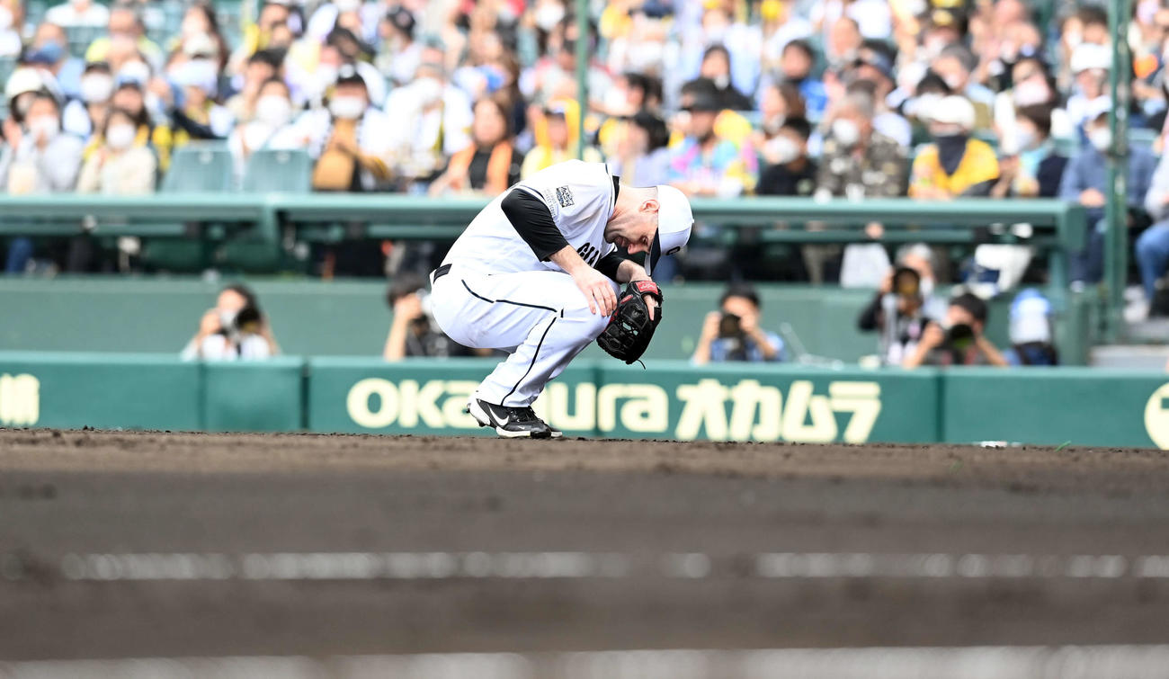 2回裏阪神無死一、三塁、長坂のスクイズで2点目を挙げられがっくりする巨人の先発シューメーカー（撮影・たえ見朱実）