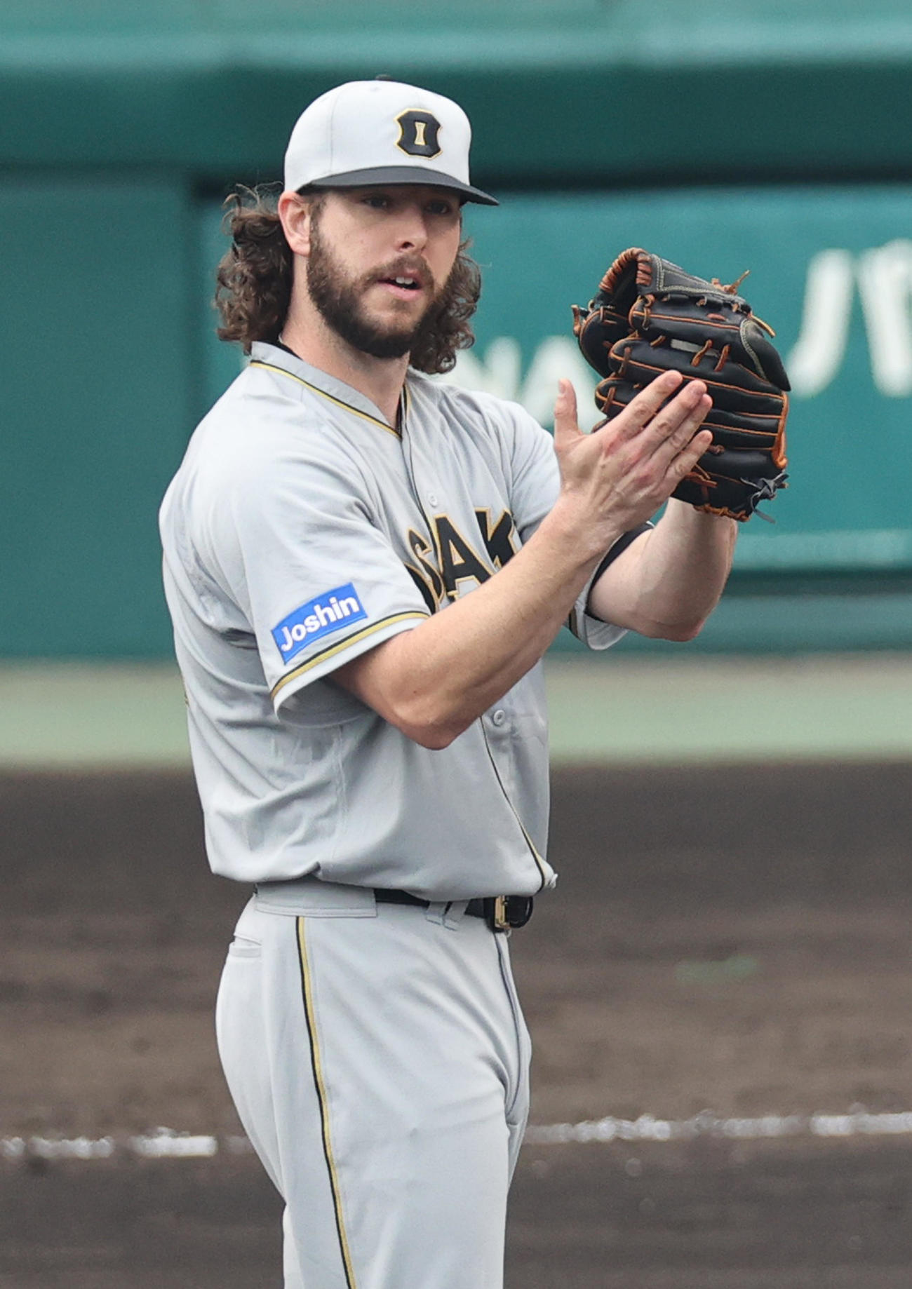 阪神対巨人　4回表巨人1死一塁、ウィルカーソンは吉川の打球を好捕した中野へ拍手を送る（撮影・上山淳一）