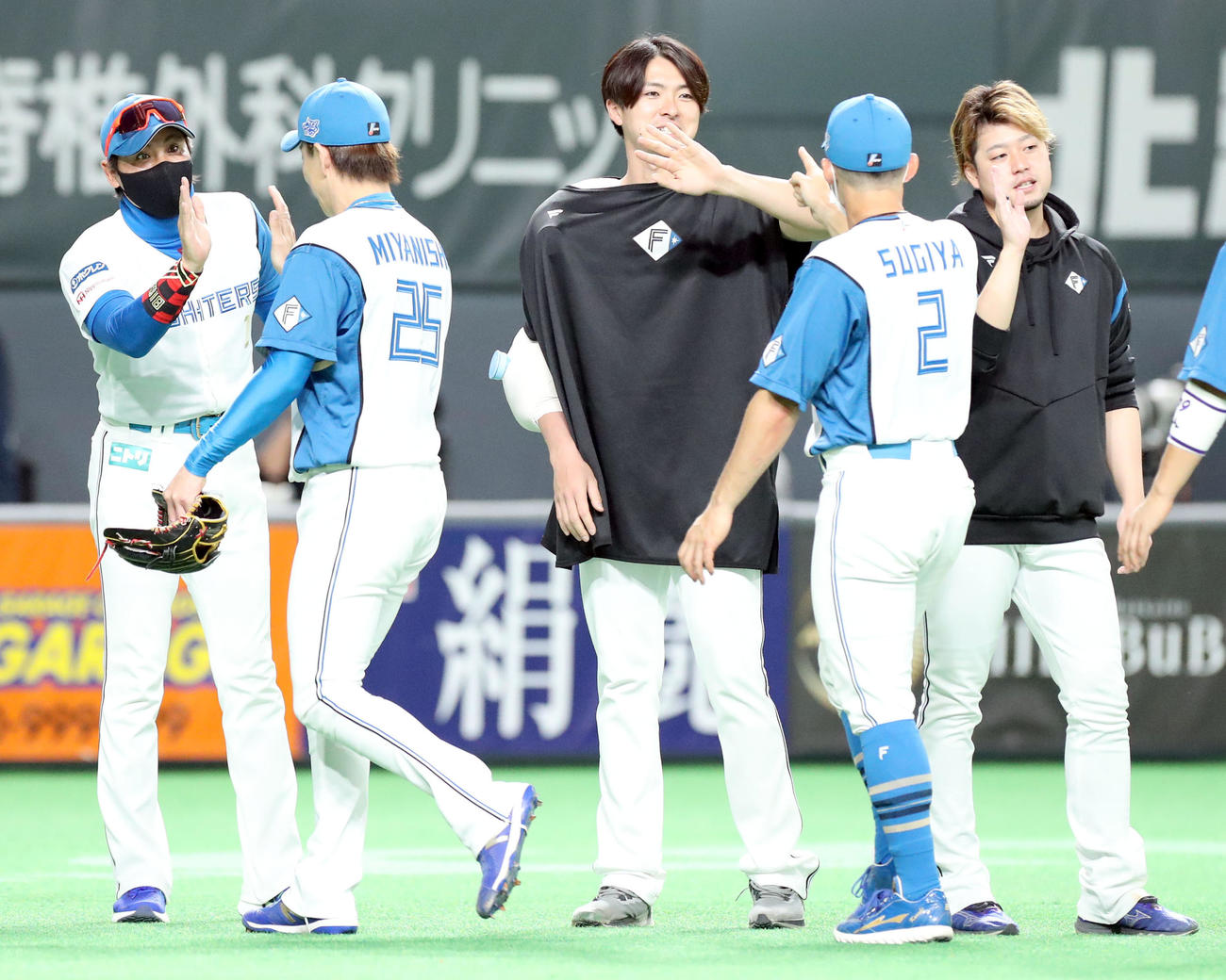 日本ハム対西武　試合終了後、日本ハム新庄監督（左）は宮西らナインを出迎える（撮影・佐藤翔太）