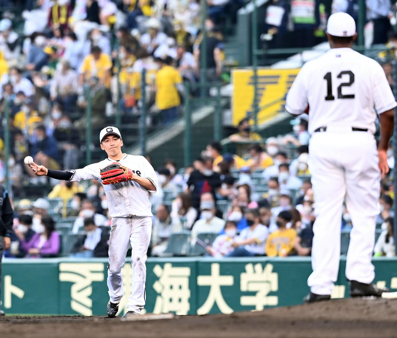 巨人対阪神　8回裏、外野用のグローブで一塁の守備に就いた巨人増田大（撮影・たえ見朱実）