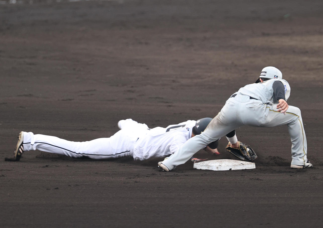 8回表巨人1死一塁、代走増田大（左）は二盗を決めるも判定はアウト。（撮影・上山淳一）