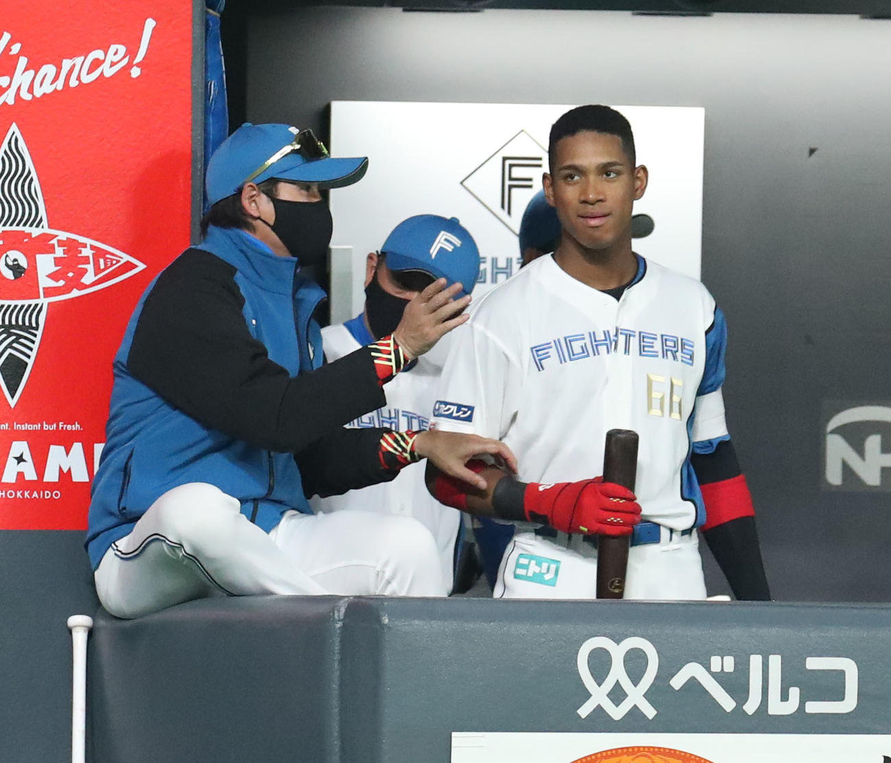 日本ハム対西武　ベンチで会話する日本ハム新庄監督（左）と万波（撮影・佐藤翔太）