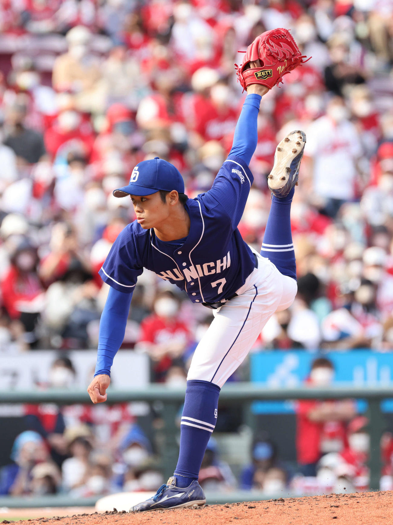 広島対中日　8回裏広島、6番手で登板する根尾（撮影・加藤孝規）