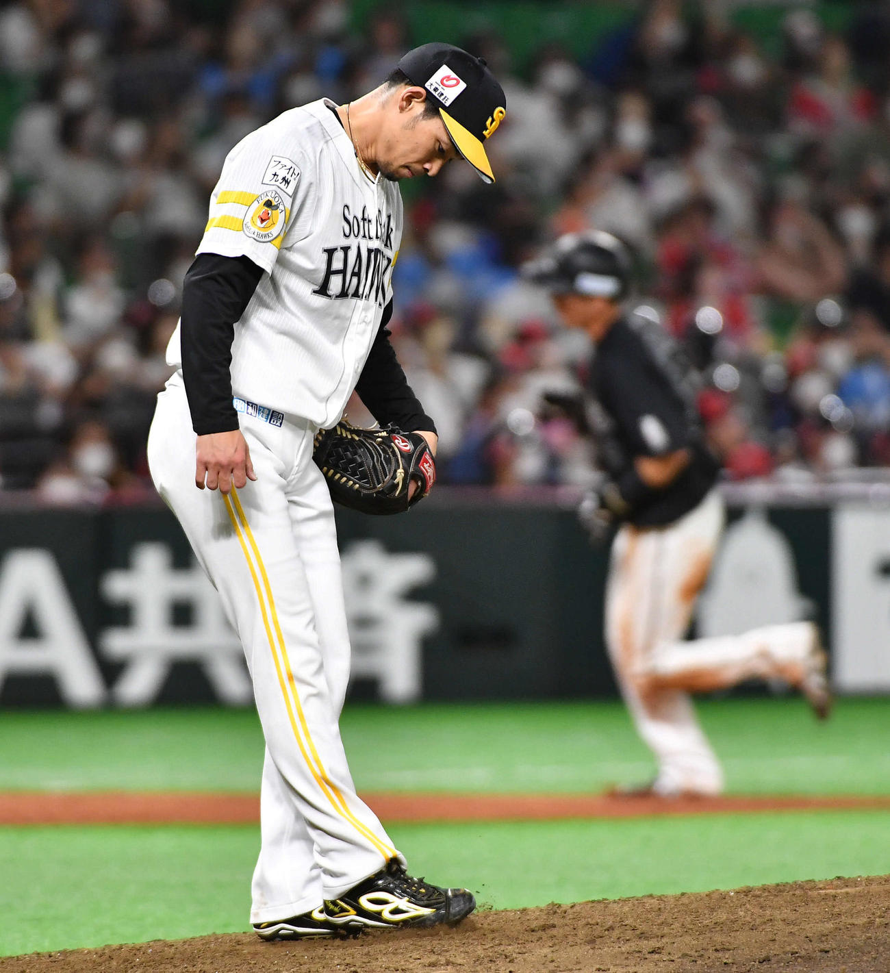 ソフトバンク対ロッテ　8回表ロッテ1死二塁、マーティンに右中間へ勝ち越し2点本塁打を打たれ、肩を落とす又吉、右奥は高部（撮影・岩下翔太）