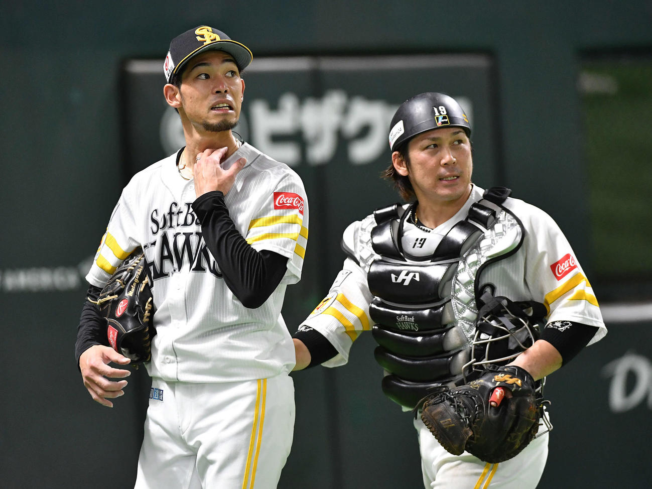 ソフトバンク対ロッテ　8回表、マーティンに勝ち越し2点本塁打を打たれた又吉（左）は厳しい表情でベンチへ戻る。右は甲斐（撮影・岩下翔太）