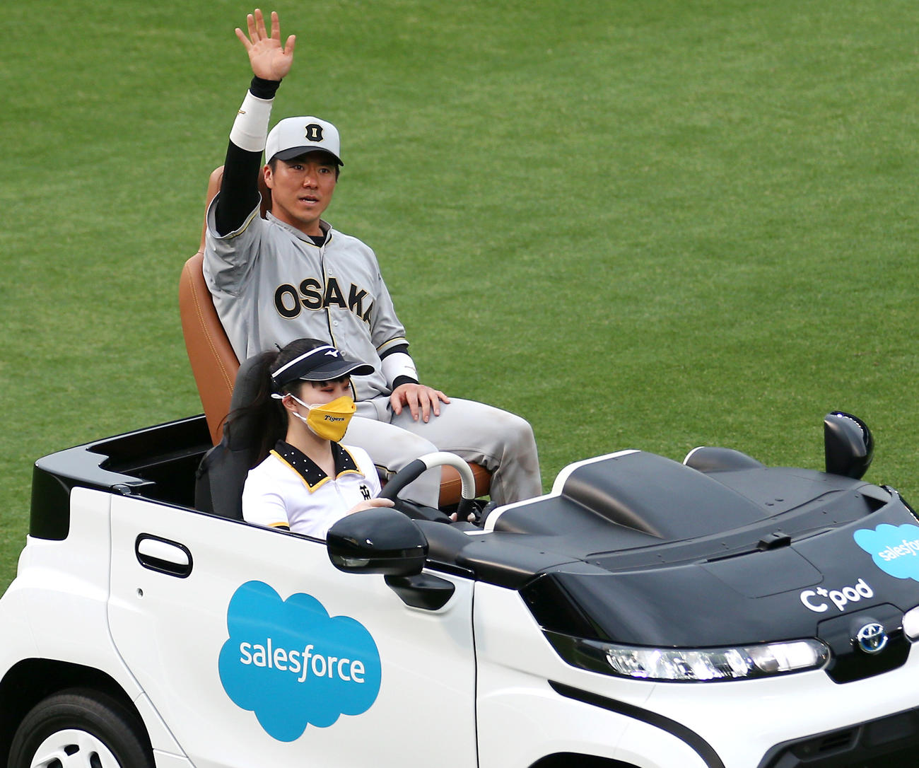 阪神対巨人　ファンの歓声に手を振って応える阪神長坂（撮影・上山淳一）