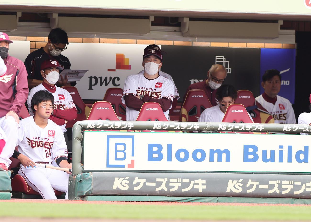 楽天対オリックス　戦況を見つめる楽天石井GM兼監督（中央）（撮影・足立雅史）