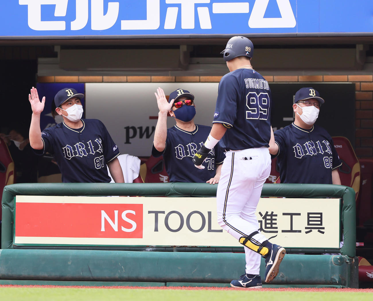 楽天対オリックス　4回表オリックス無死、左中間への本塁打を放った杉本（中央右）をタッチで迎える中嶋監督（中央）（撮影・足立雅史）
