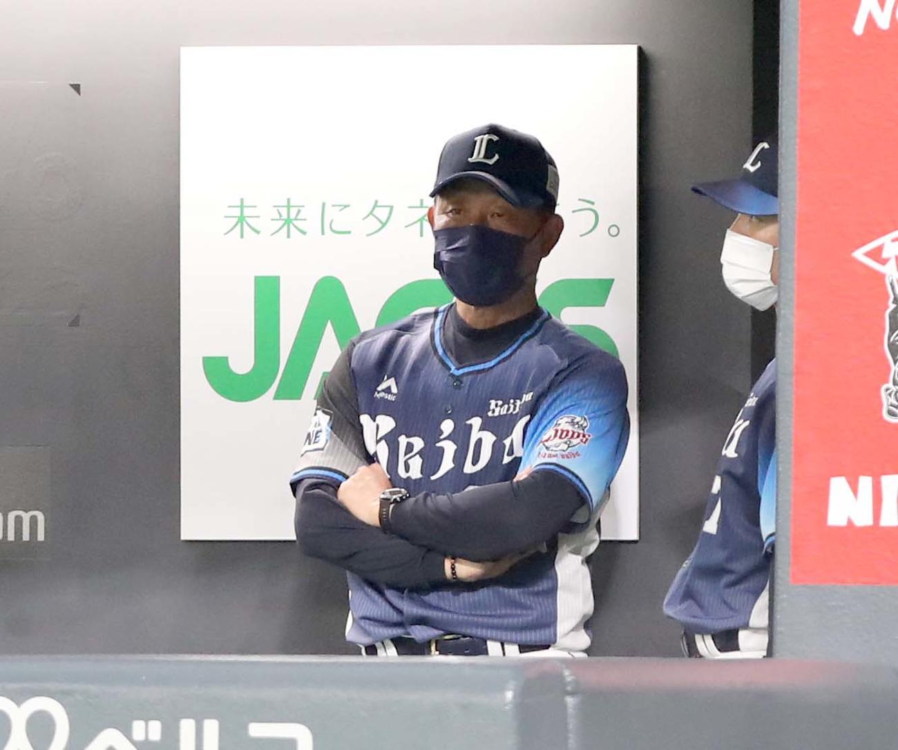 日本ハム対西武　ベンチで試合を見つめる辻監督（撮影・黒川智章）