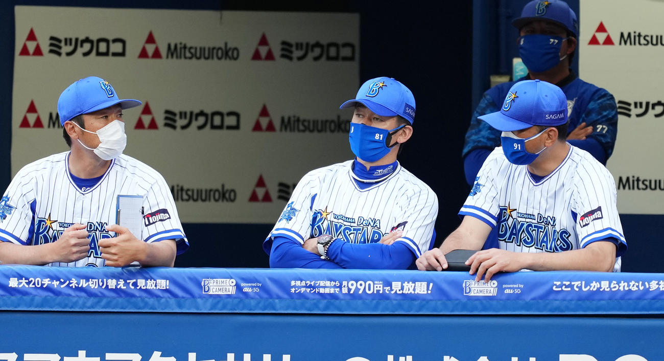DeNA対ヤクルト　8回、浮かない表情で試合を見守るDeNA三浦監督（中央）（撮影・菅敏）