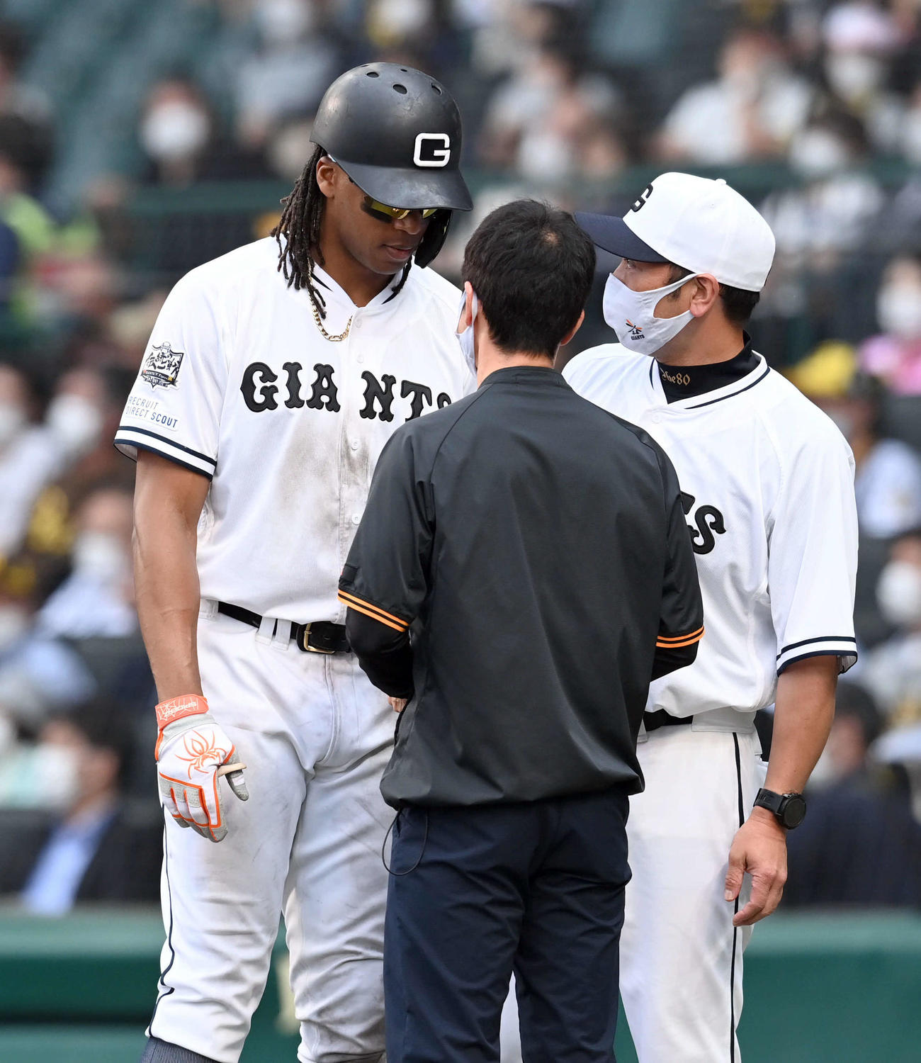 巨人対阪神　9回表巨人無死一、二塁、阿部作戦兼ディフェンスチーフコーチから指示を受けるウォーカー（撮影・たえ見朱実）