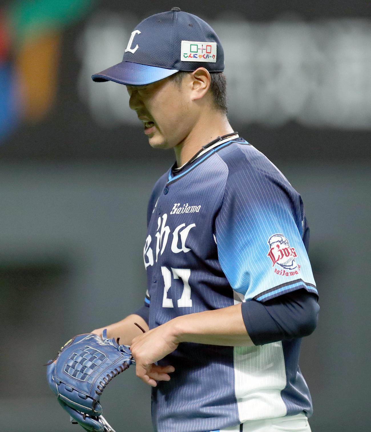 日本ハム対西武　先制を許し顔をしかめながらベンチに戻る西武内海（撮影・佐藤翔太）