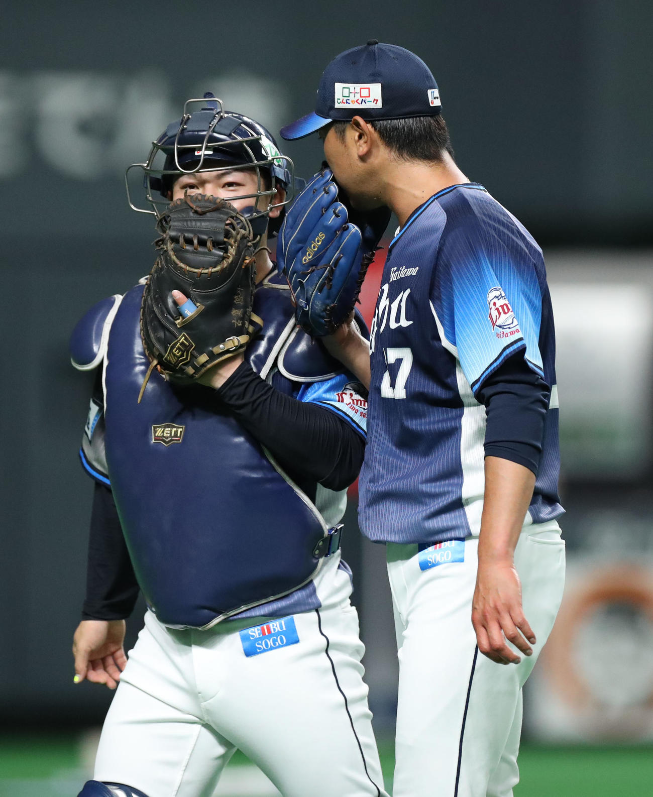 日本ハム対西武　言葉を交わしながらベンチに戻る西武古賀（左）と内海（撮影・佐藤翔太）