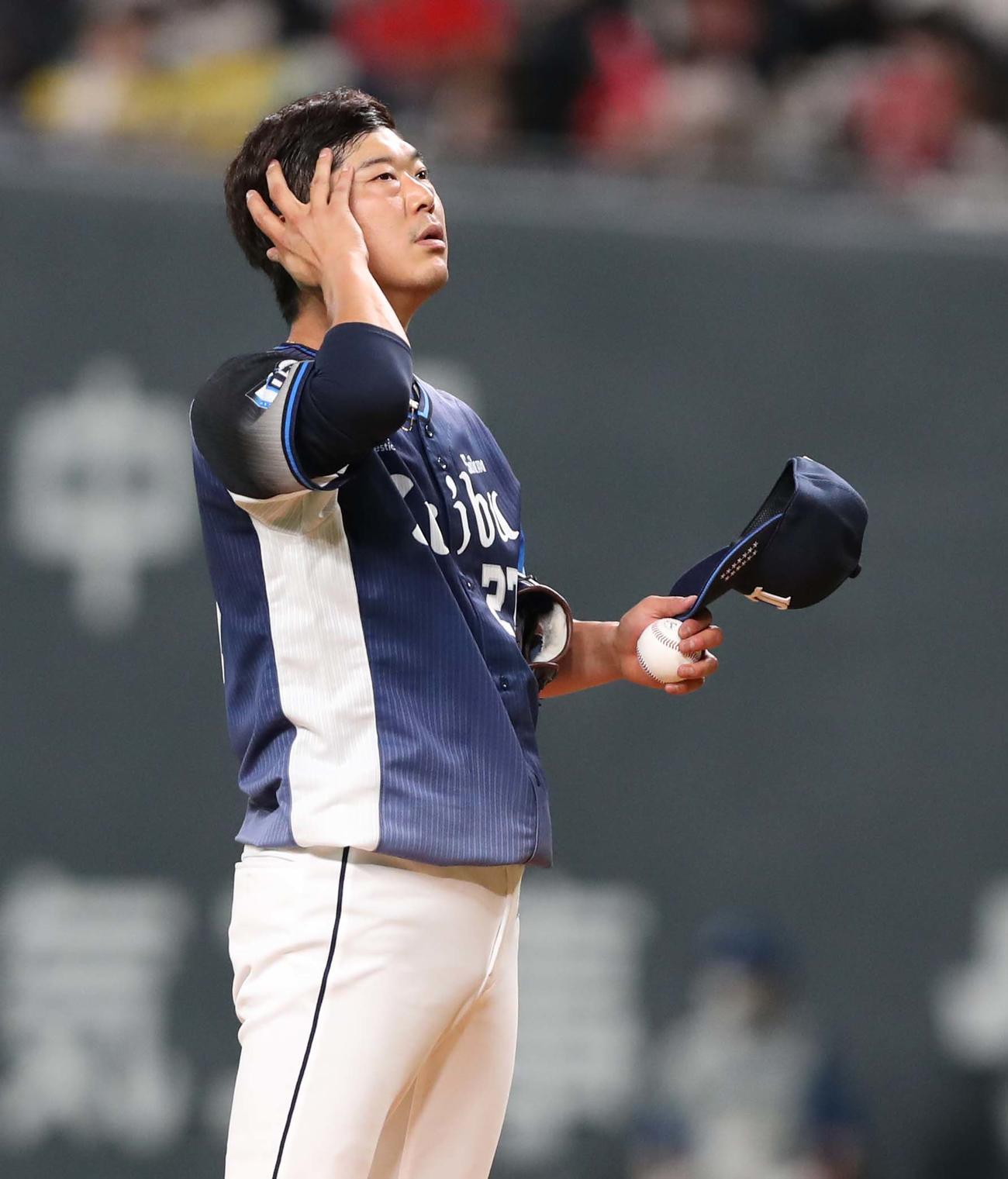 日本ハム対西武　5回裏、途中降板する内海（撮影・黒川智章）