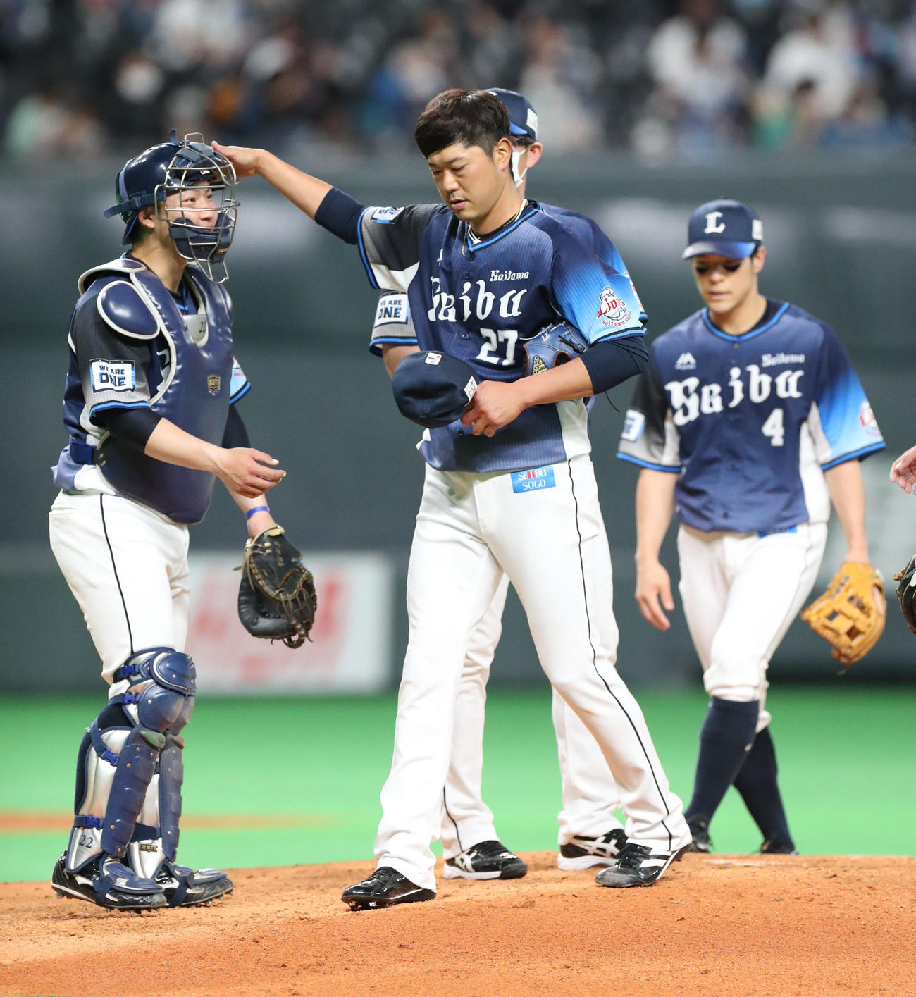 日本ハム対西武　西武古賀（左）の頭をなでながら5回途中で降板する内海（撮影・佐藤翔太）
