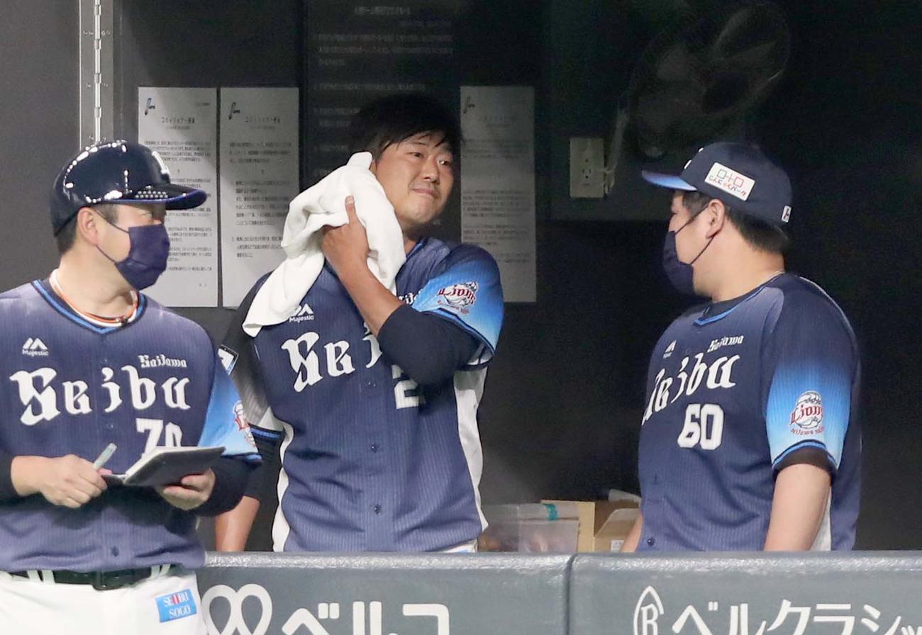 日本ハム対西武　5回裏、途中降板しベンチで汗を拭く内海（撮影・黒川智章）