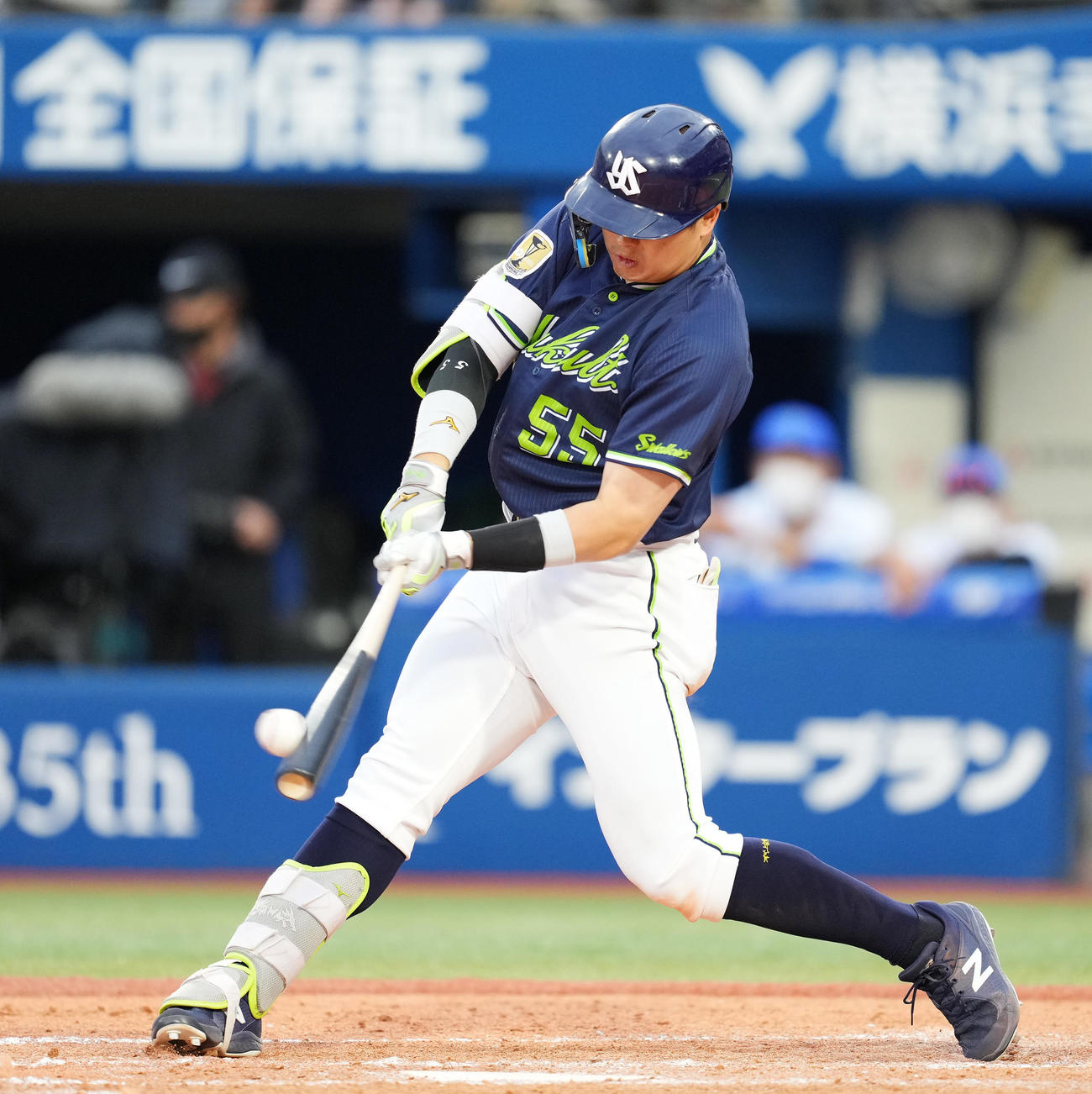 DeNA対ヤクルト　9回表ヤクルト2死一、二塁、右越えに3点本塁打を放つ村上（撮影・菅敏）