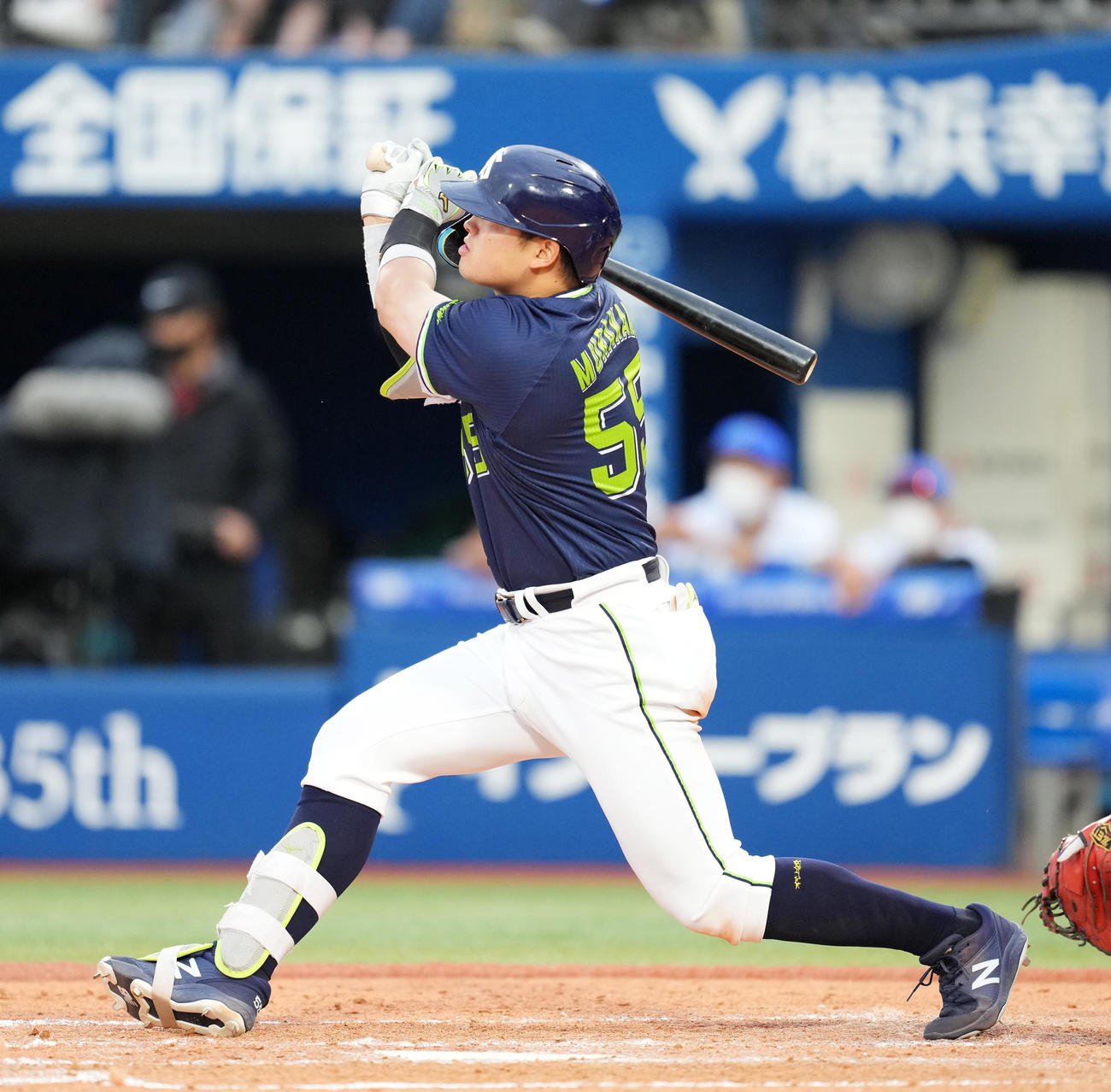 DeNA対ヤクルト　9回表ヤクルト2死一、二塁、右越えに3点本塁打を放つ村上（撮影・菅敏）