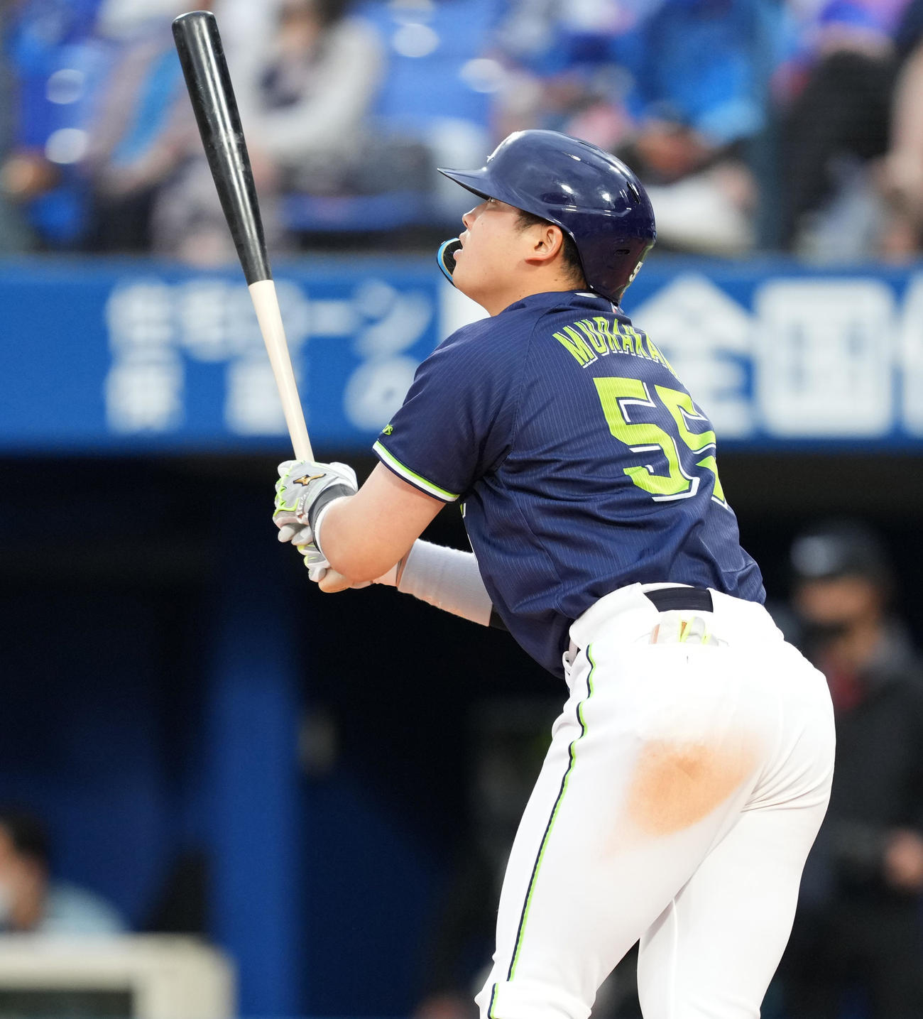 DeNA対ヤクルト　9回表ヤクルト2死一、二塁、右越えに3点本塁打を放つ村上（撮影・菅敏）