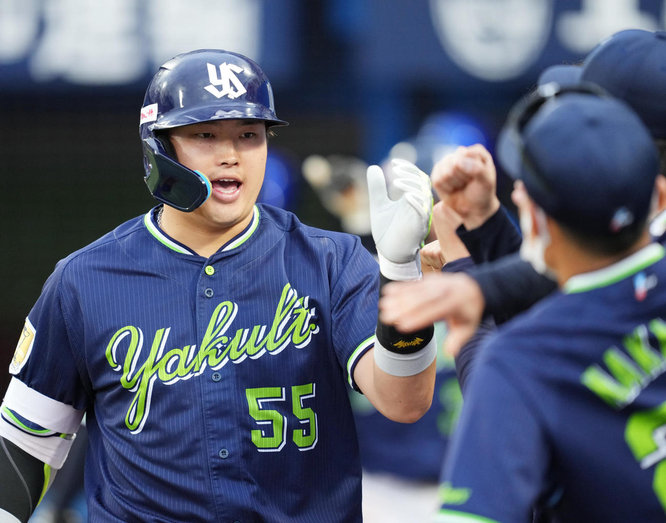 DeNA対ヤクルト　9回表ヤクルト2死一、二塁、右越えに3点本塁打を放ち、ナインに迎えられる村上（撮影・菅敏）