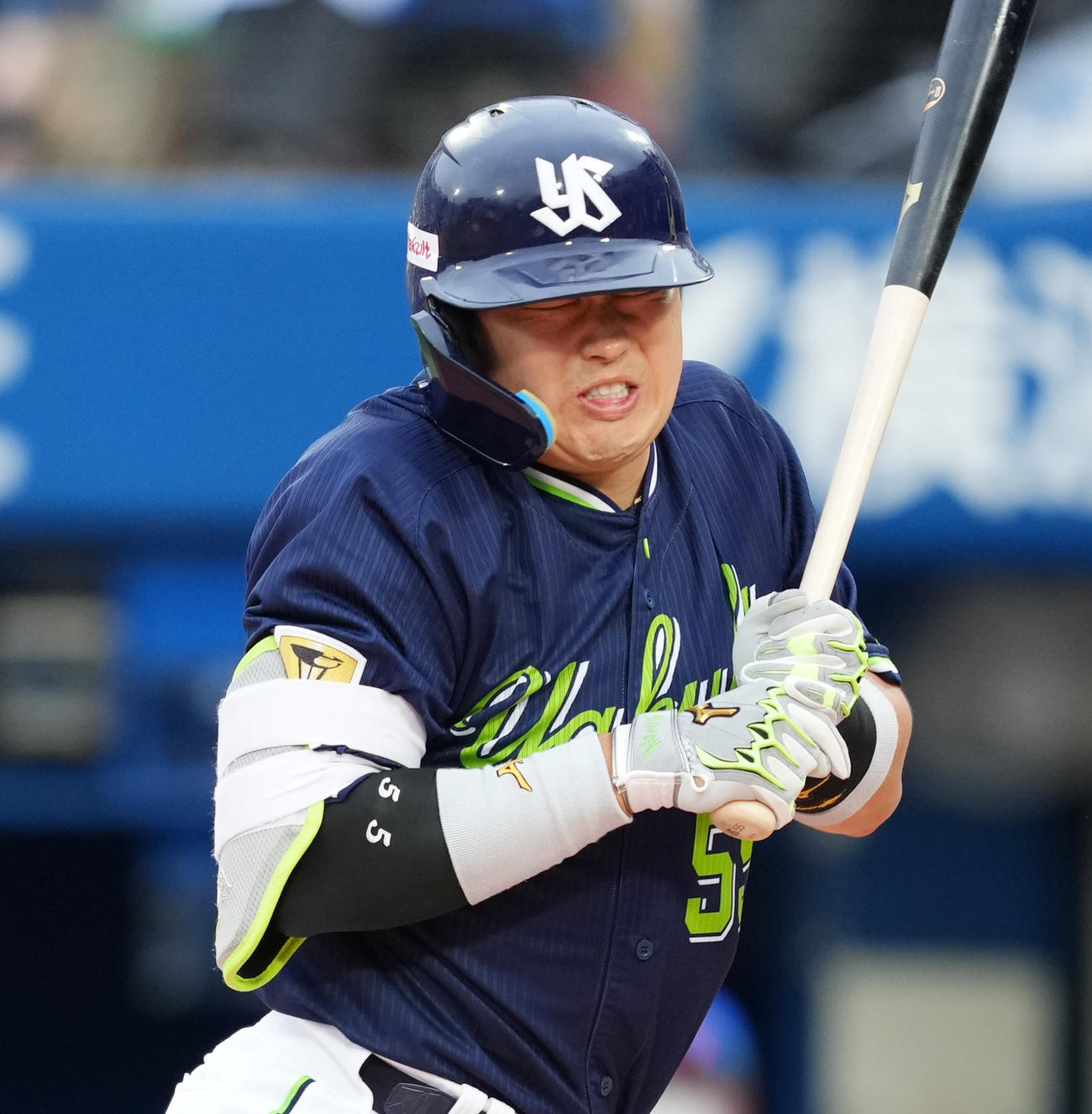 DeNA対ヤクルト　8回表ヤクルト2死一塁、死球を受ける村上（撮影・菅敏）