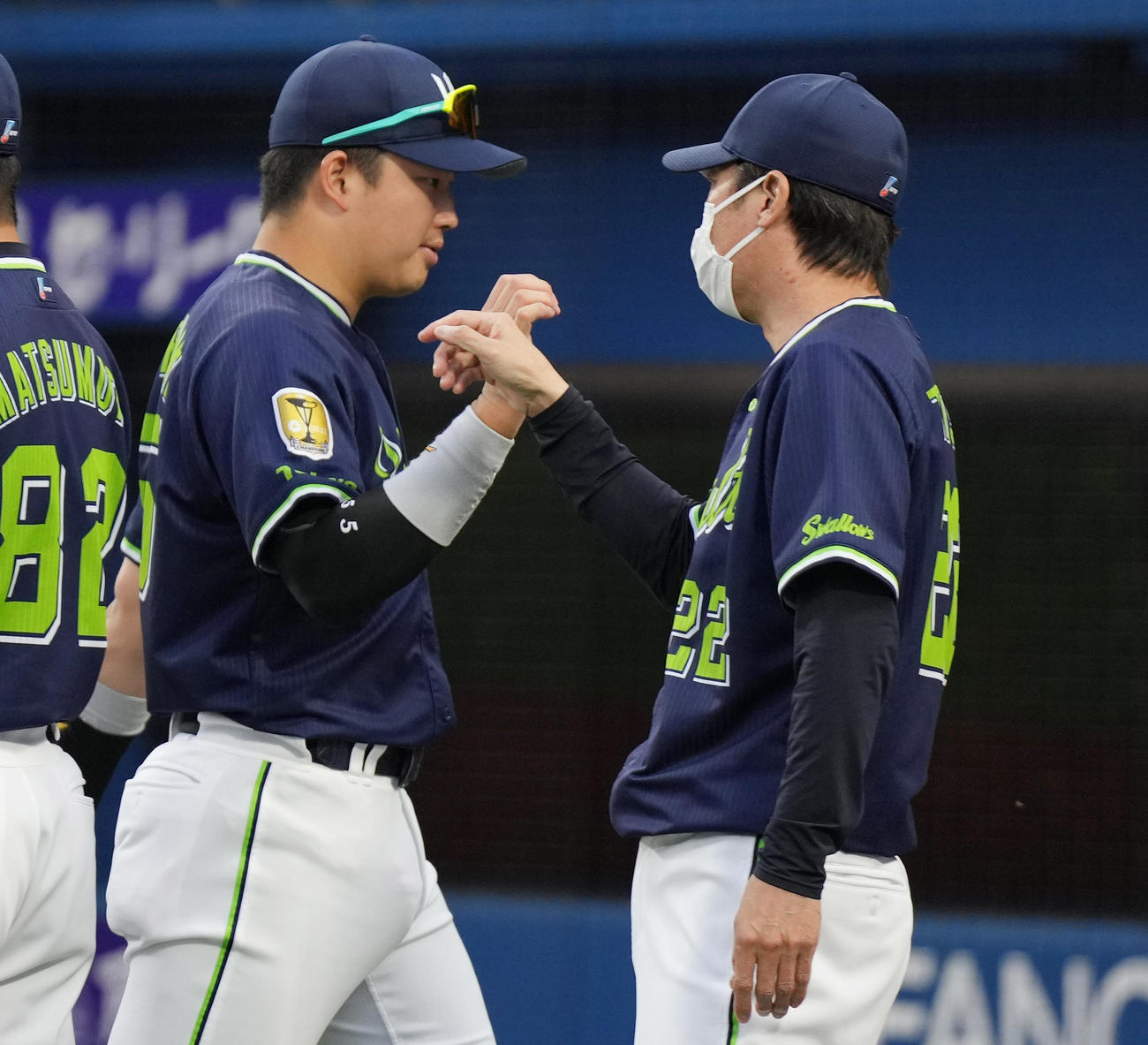 DeNAに勝利し、村上（左）をタッチで迎える高津監督（撮影・菅敏）