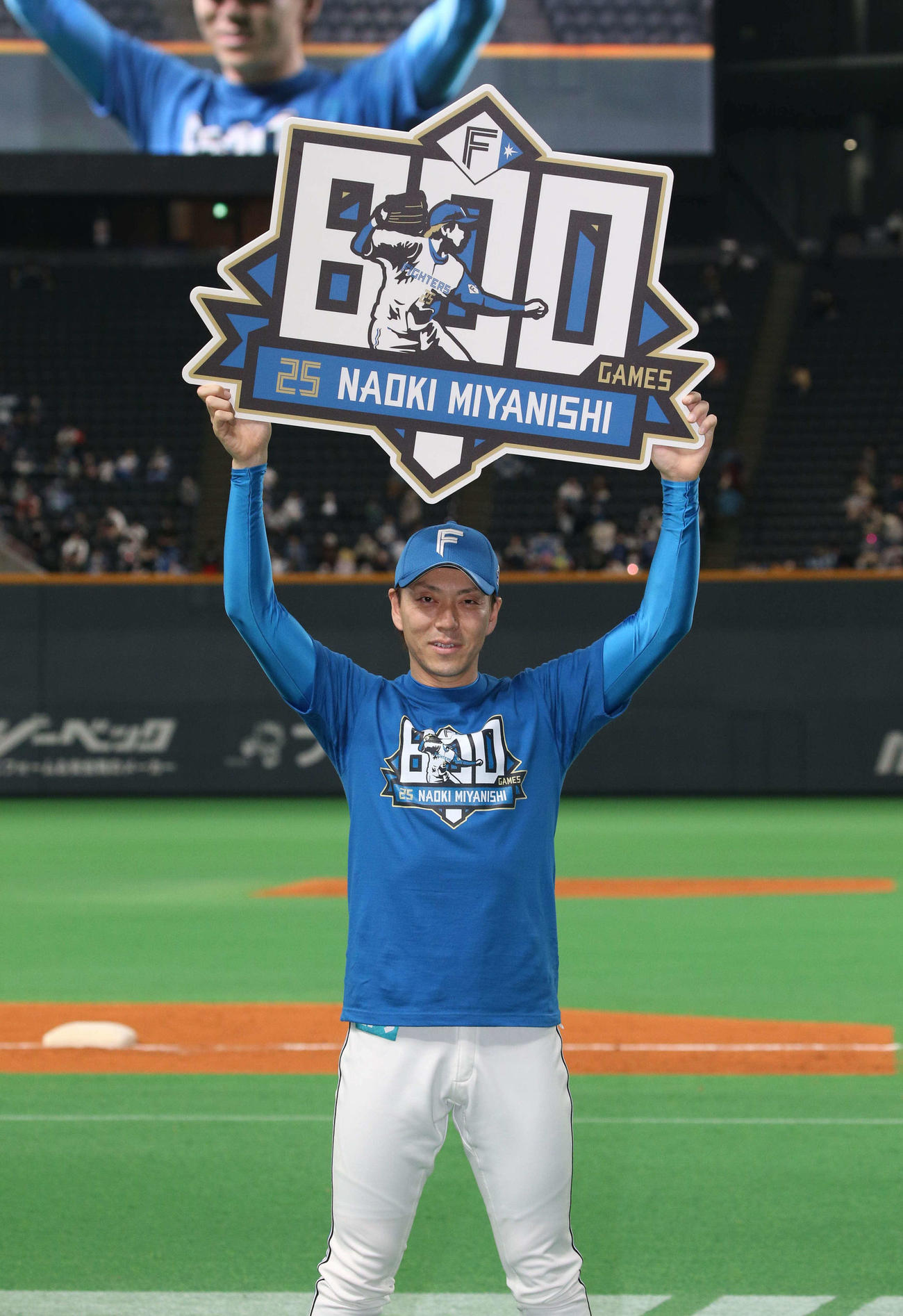 日本ハム対西武　通算800試合登板を達成し記念ボードを掲げる宮西（撮影・黒川智章）