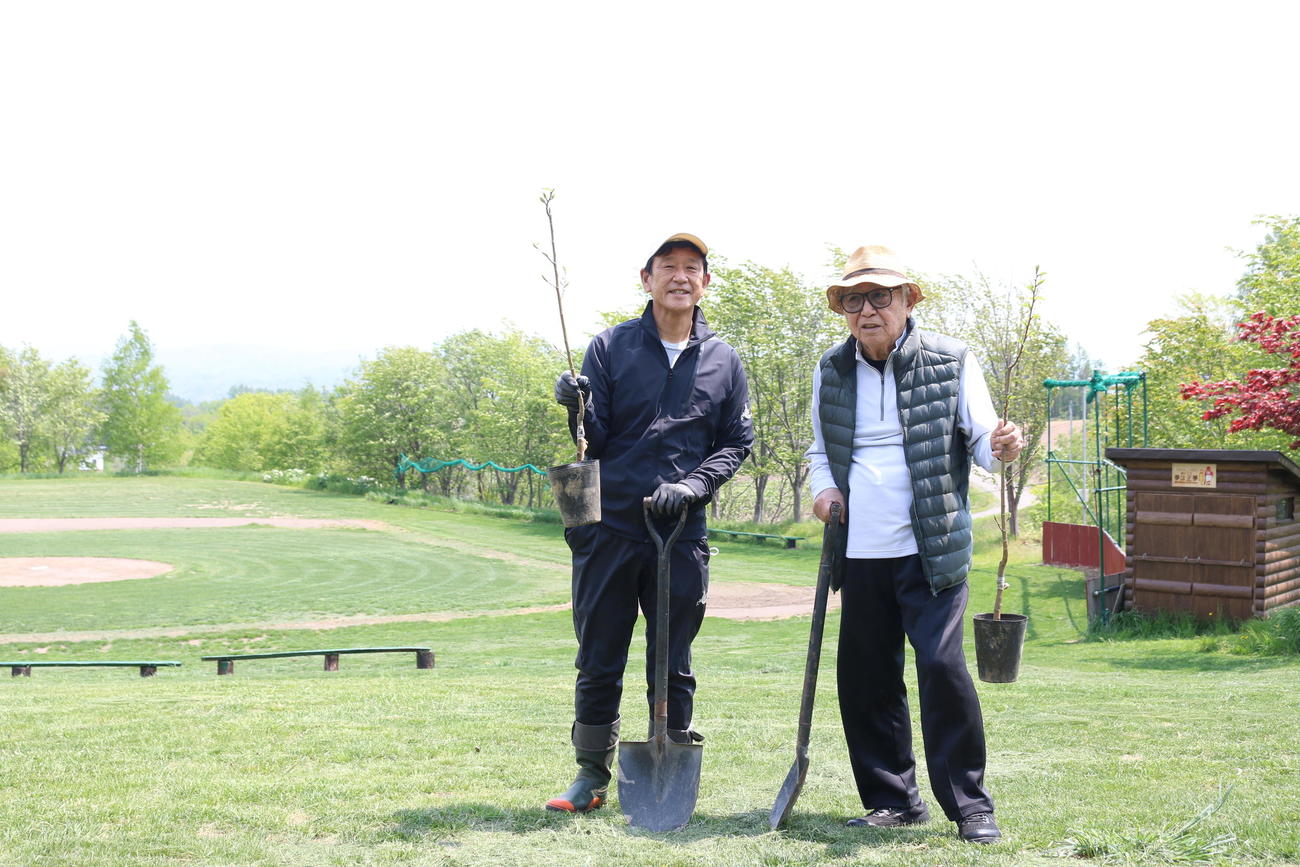 栗の樹の苗を手に笑顔を見せる日本ハム栗山プロフェッサー（左）と見守る倉本氏（撮影・田中彩友美）