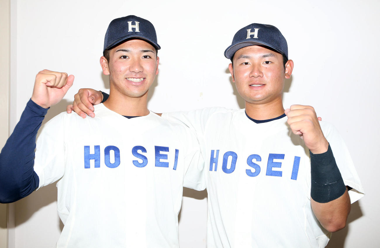 法大対東大　試合後、記念撮影する法大先発の篠木（左）と浦（撮影・狩俣裕三）